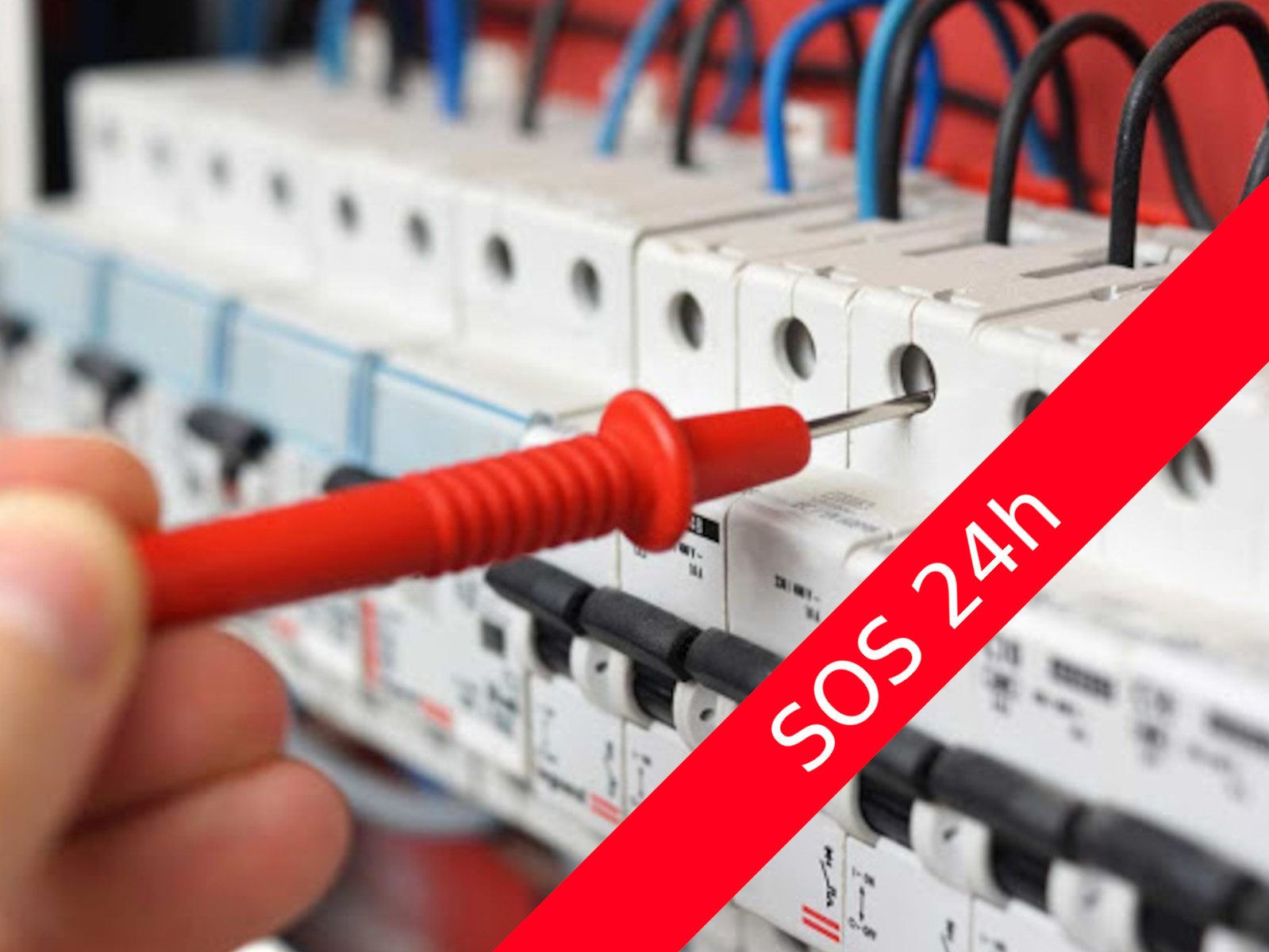 Elektryk sprawdza rozdzielnicę podczas pogotowia awaryjnego 24h