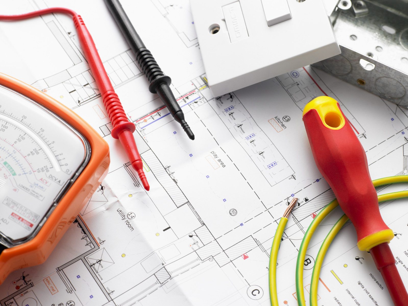 Elektryk wykonuje prace przy instalacji elektrycznej