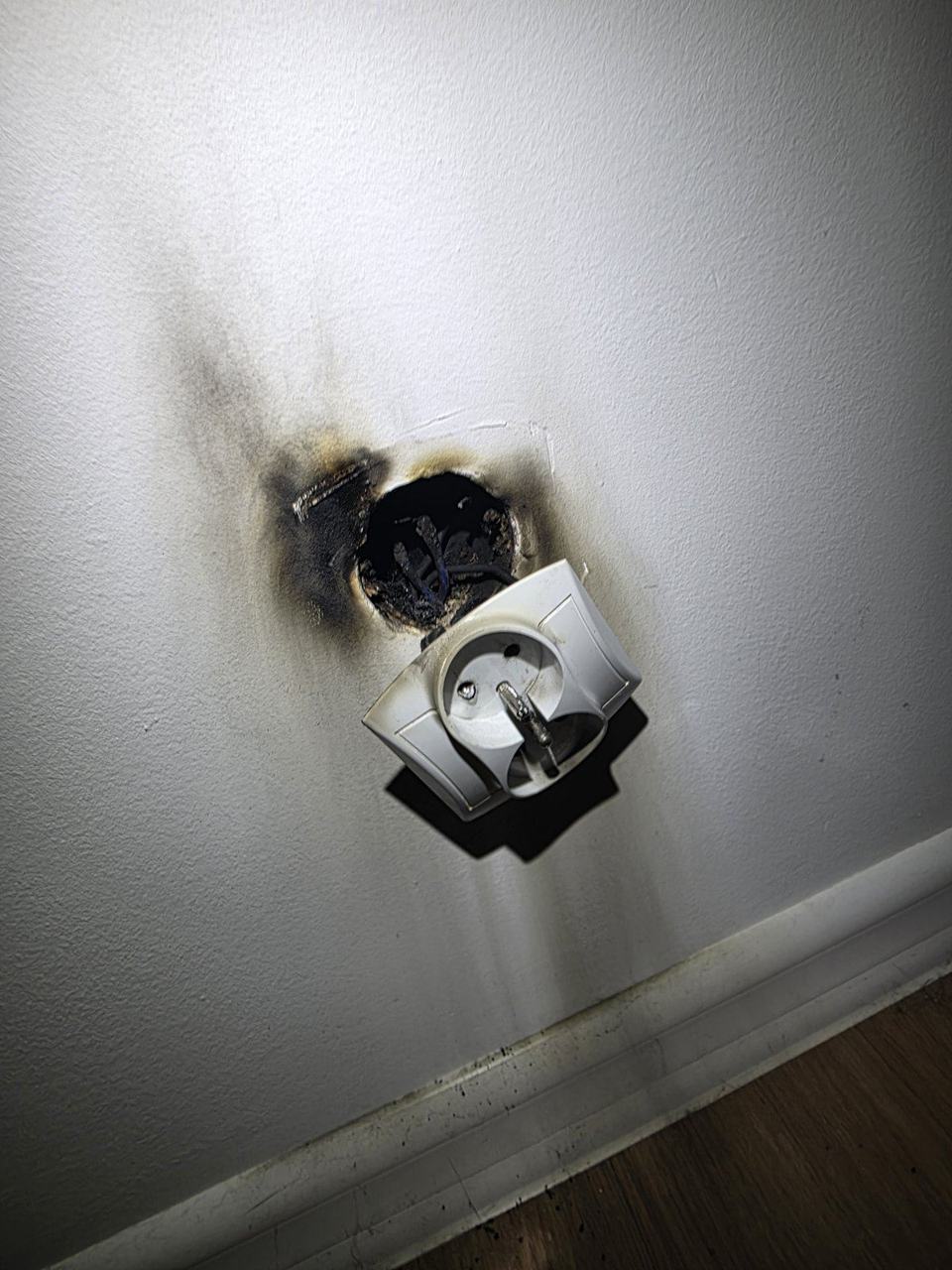 Nadpalone gniazdko w instalacji aluminiowej — zdjęcie 2