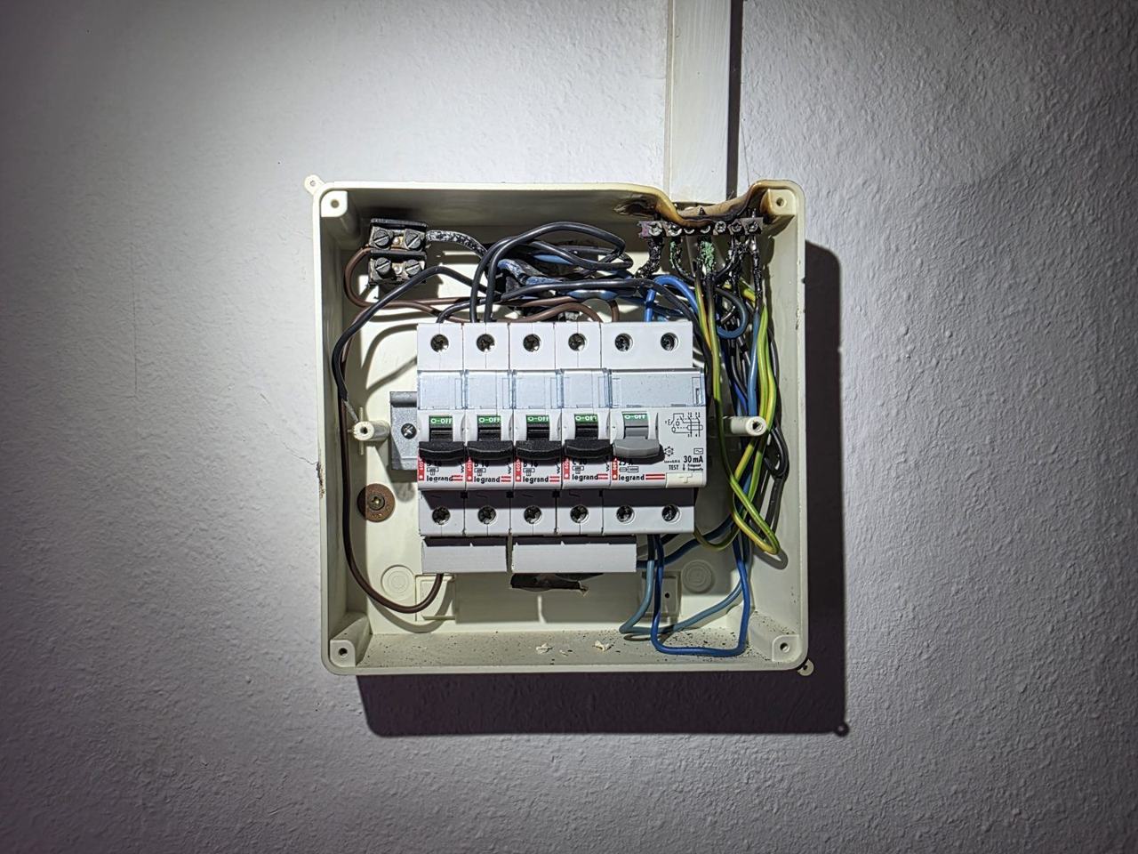 Uszkodzona listwa neutralna i stopiona obudowa rozdzielnicy