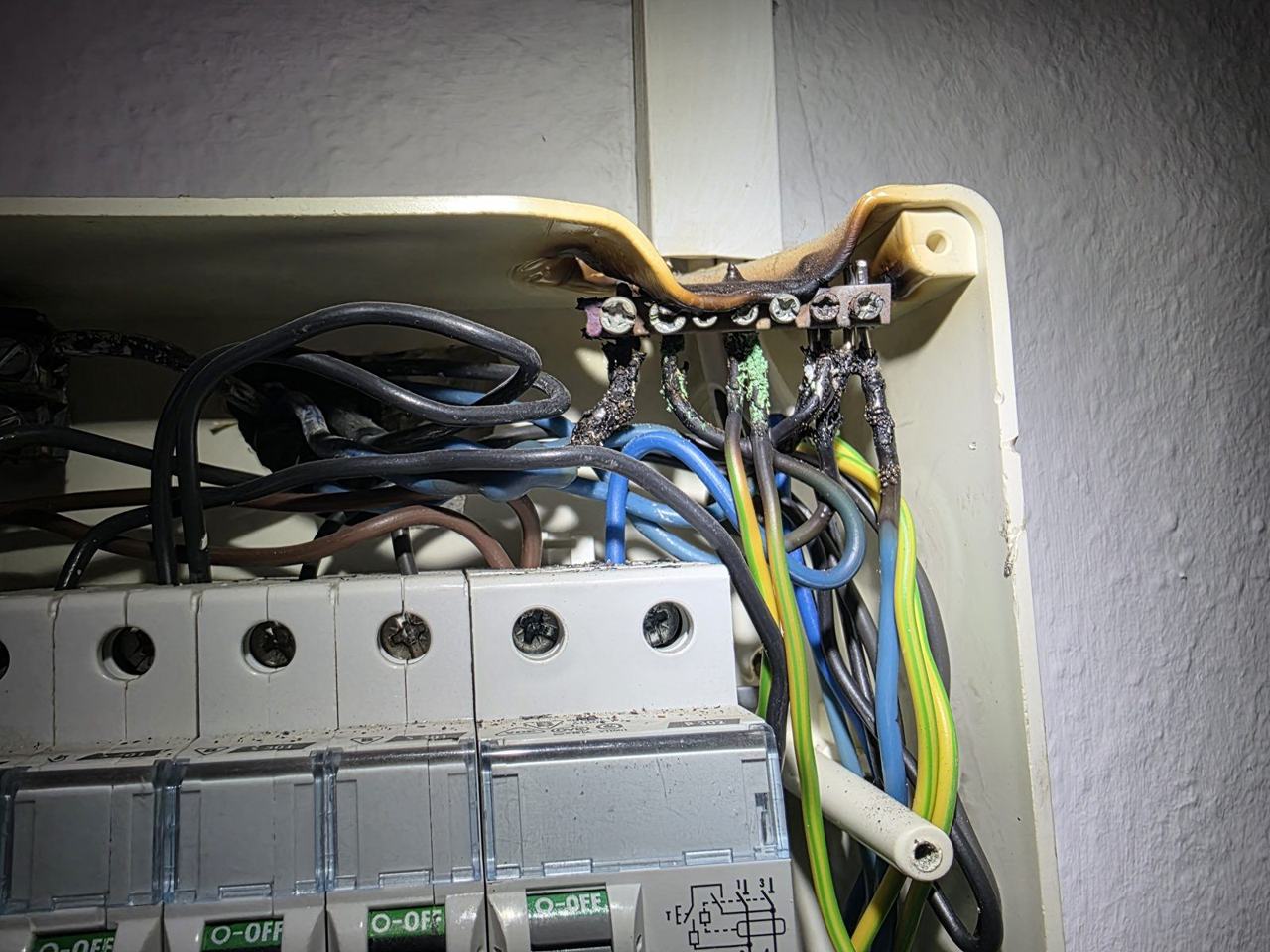Uszkodzona listwa neutralna i stopiona obudowa rozdzielnicy — zdjęcie 2