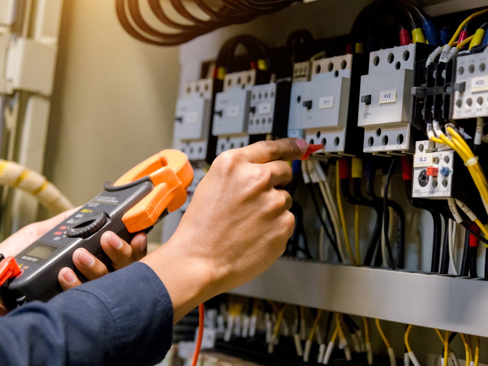 Narzędzia elektryka przygotowane do niestandardowego zlecenia